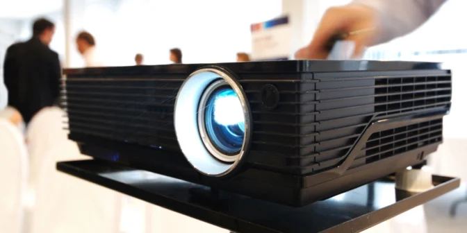 menghubungkan projector ke laptop