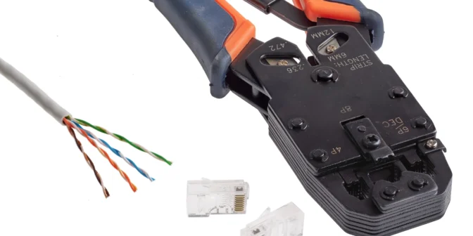memasang kabel ke konektor RJ45