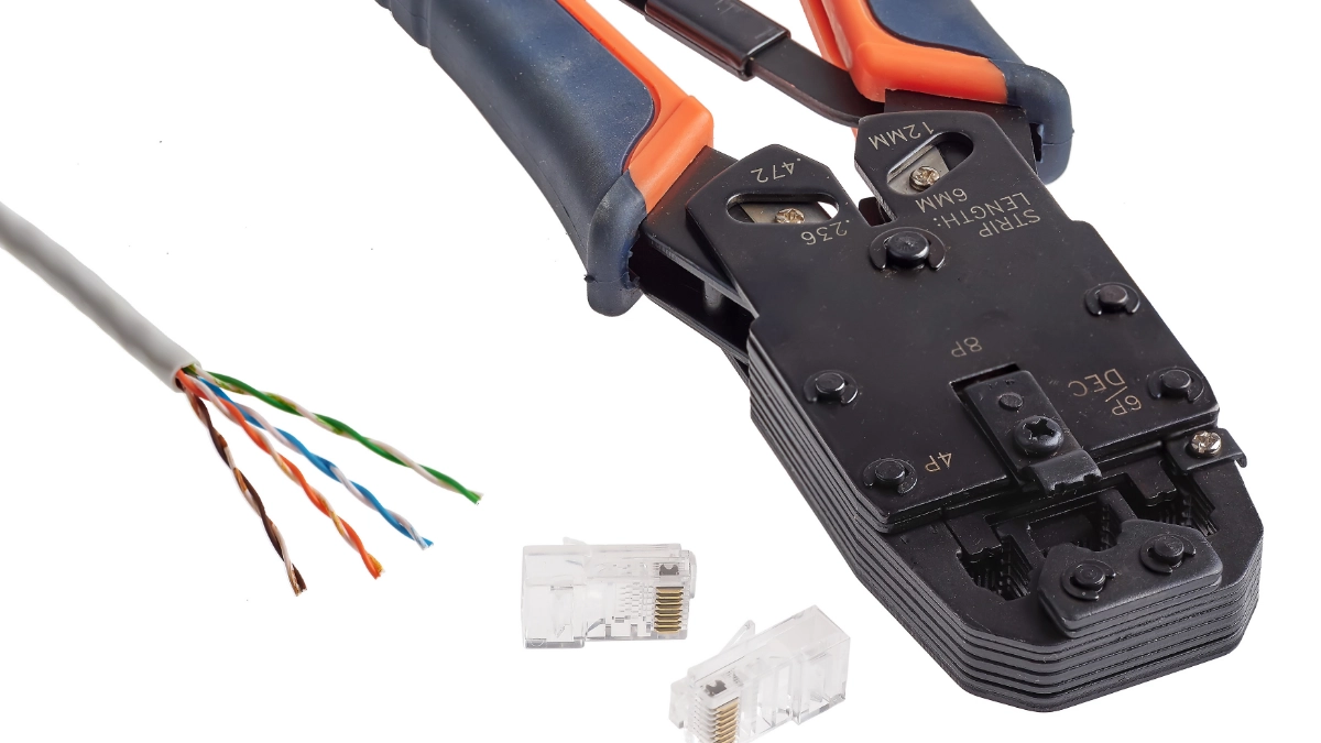 Peralatan yang Diperlukan untuk Memasang Kabel ke konektor RJ45