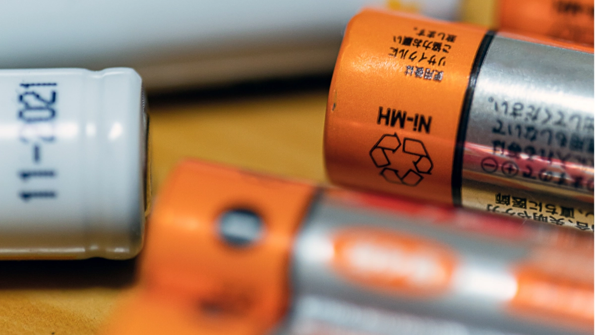 mic wireless tidak keluar suara bisa karena Baterai mic wireless lemah atau habis