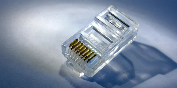 memasang kabel ke konektor RJ45