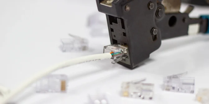 memasang kabel ke konektor RJ45