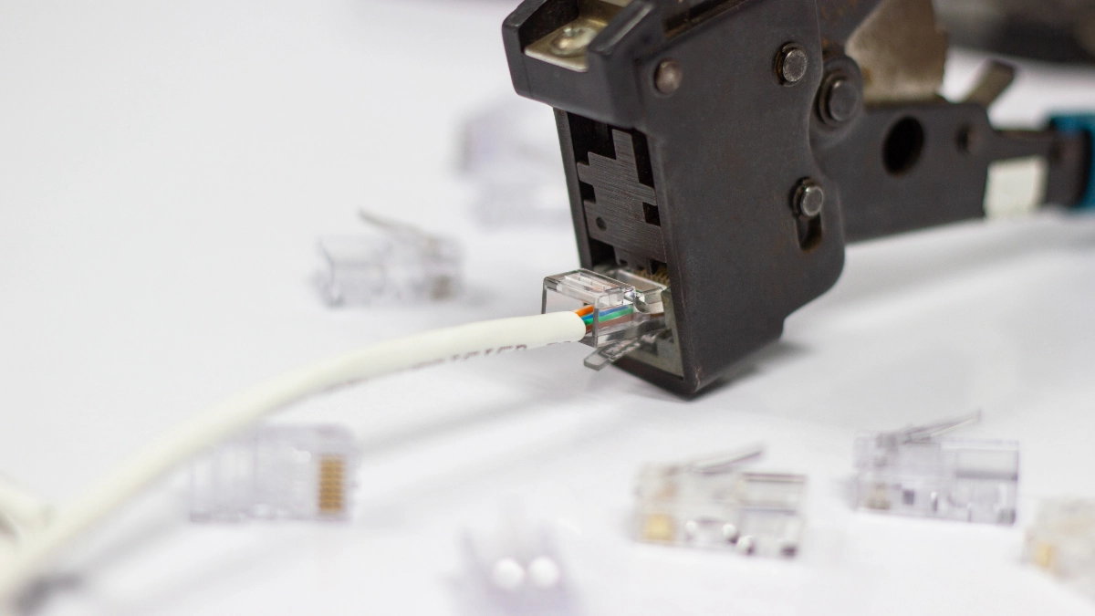 Cara Memasang Kabel ke konektor RJ45 dengan Benar