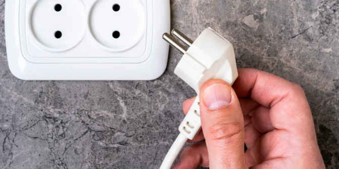 membersihkan smart feeder