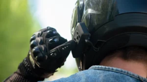 menggunakan intercom helm