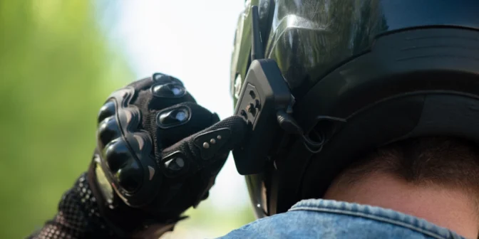 menggunakan intercom helm