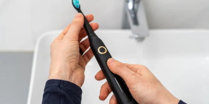 Perbedaan Smart Toothbrush dan Sikat Gigi Elektrik: Mana yang Lebih Cocok untuk Anda?