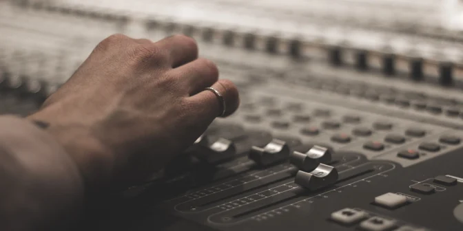 Dimulti Music Luncurkan Rilisan Perdana Lewat “Swim in the Dark” dari Tovan