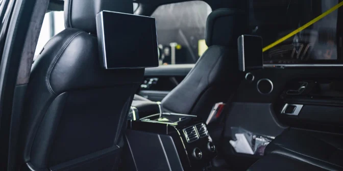 Mau Pasang Hiburan di Kursi Belakang Mobil? Kenali Dulu Jenis-Jenis RSE Ini