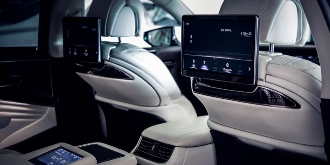 Mau Pasang Hiburan di Kursi Belakang Mobil? Kenali Dulu Jenis-Jenis RSE Ini