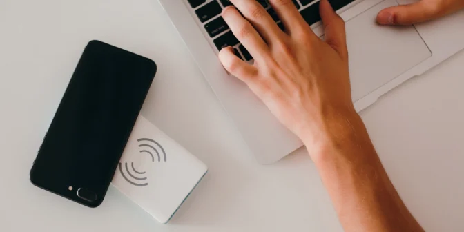 Cara Mengisi Magnetic Powerbank dengan Benar: Enggak Cuma Nempel, tapi Juga Awet