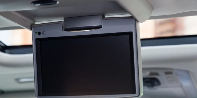 Mau Pasang Hiburan di Kursi Belakang Mobil? Kenali Dulu Jenis-Jenis RSE Ini