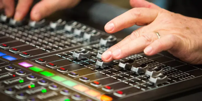 Mixer Analog vs Digital: Mana yang Lebih Cocok untuk Studio Anda?