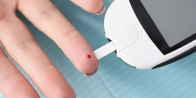 Cara Menggunakan Glukometer dengan Benar agar Hasil Tes Lebih Akurat