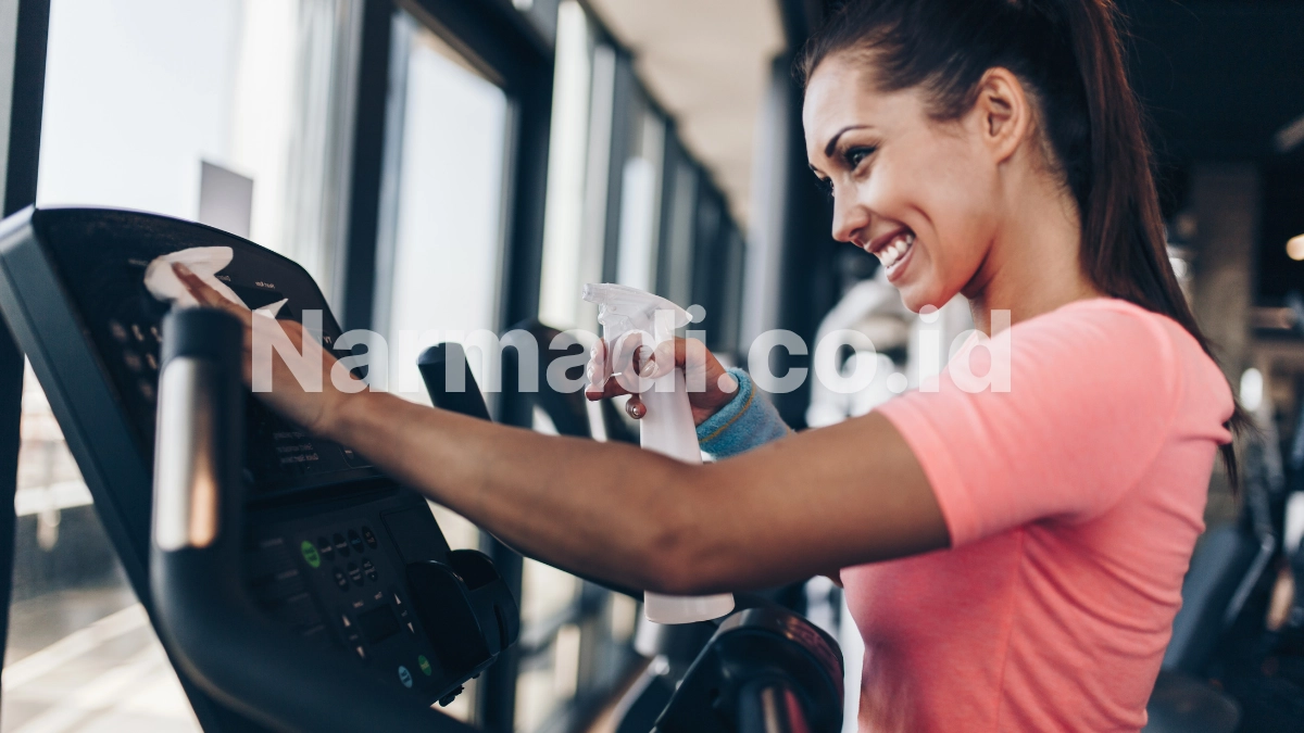Merawat Motorized Treadmill dengan  Membersihkan secara rutin setelah digunakan 