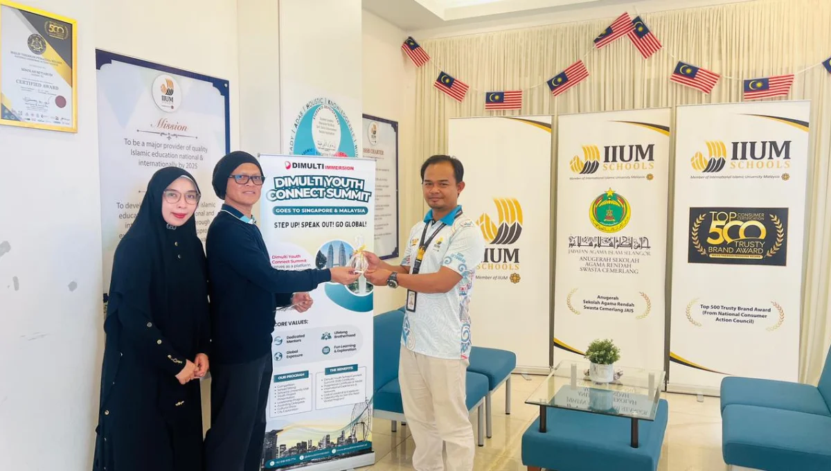 Foto bersama usai penandatanganan kerjasama Dimulti dengan IISB.