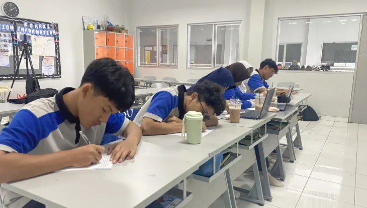 Siswa Al-Jannah antusias mengikuti screening penulisan.